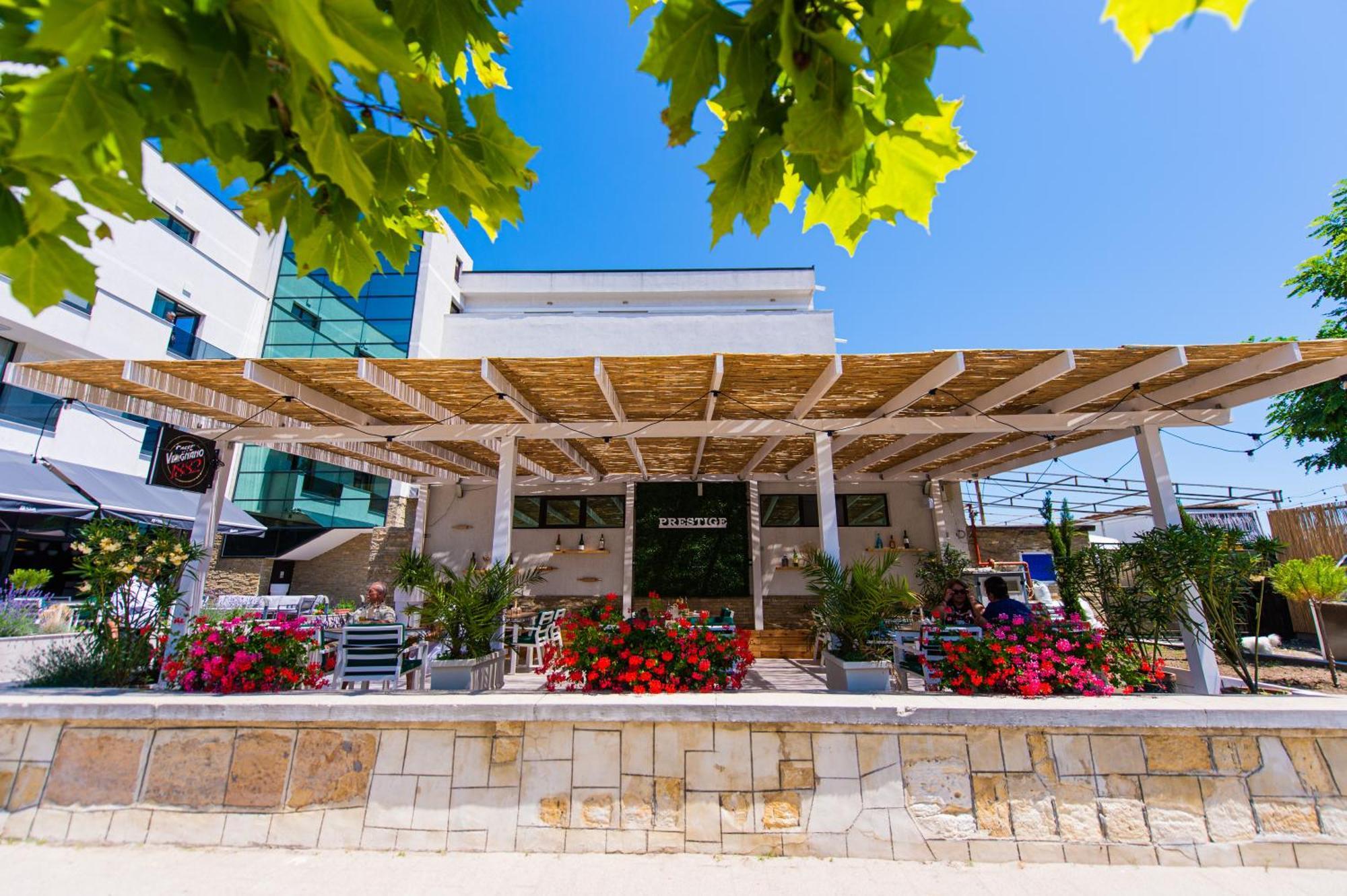 Hotel Prestige Mamaia Exteriör bild