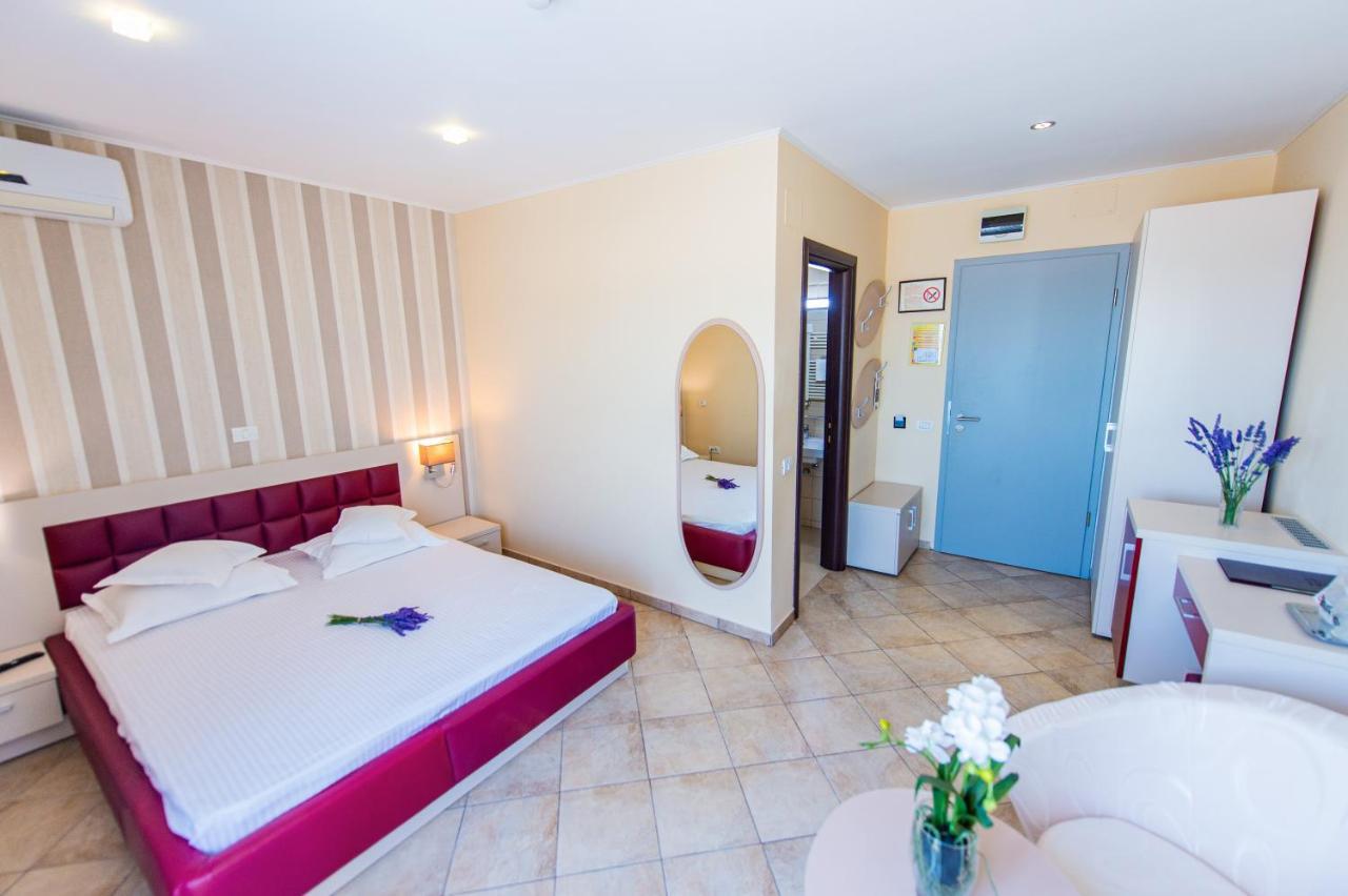 Hotel Prestige Mamaia Exteriör bild